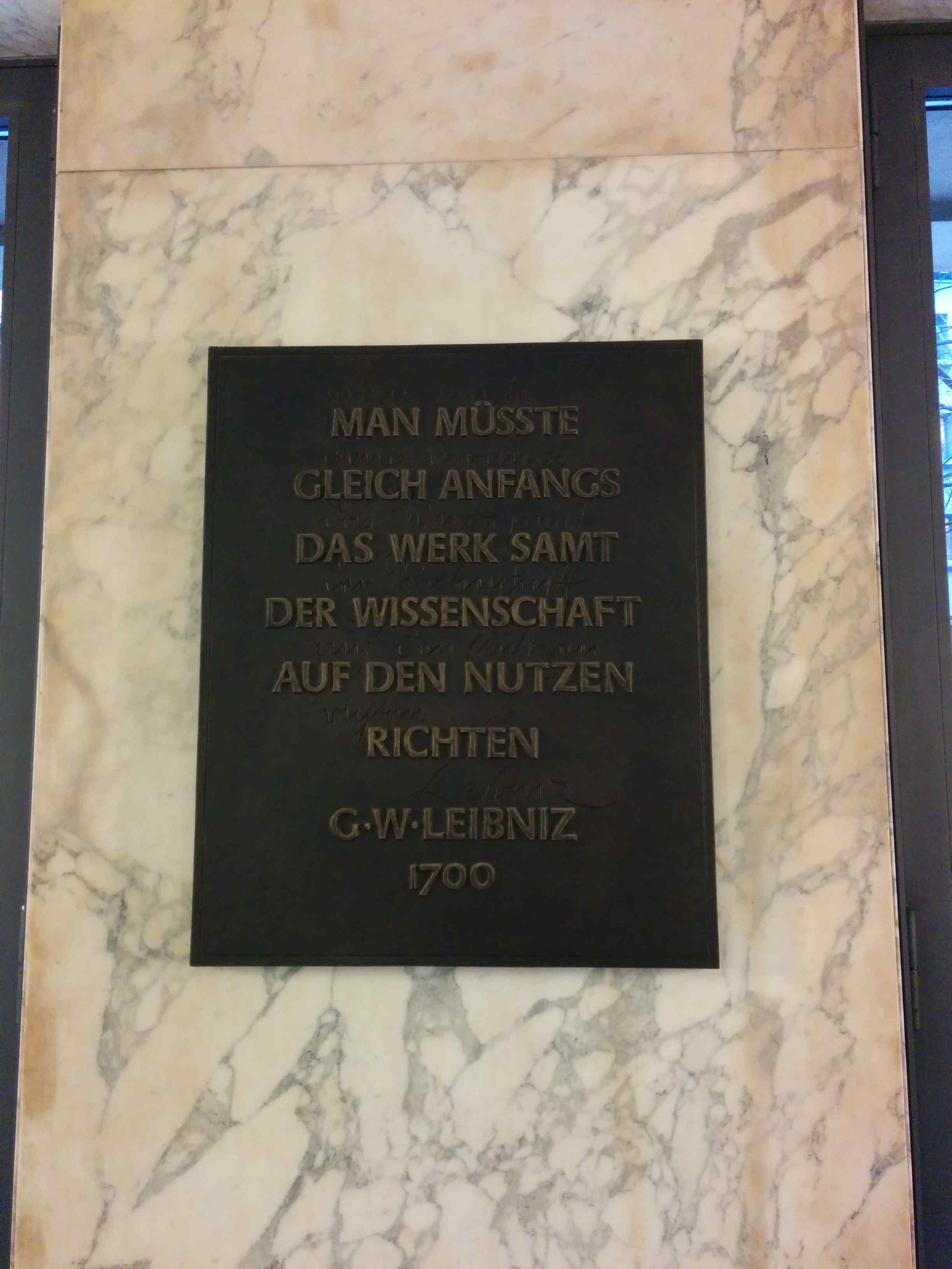 PLACA CON FRASE DE G. LEIBNIZ EN LA ACADEMIA DE CIENCIAS DE BERLÍN