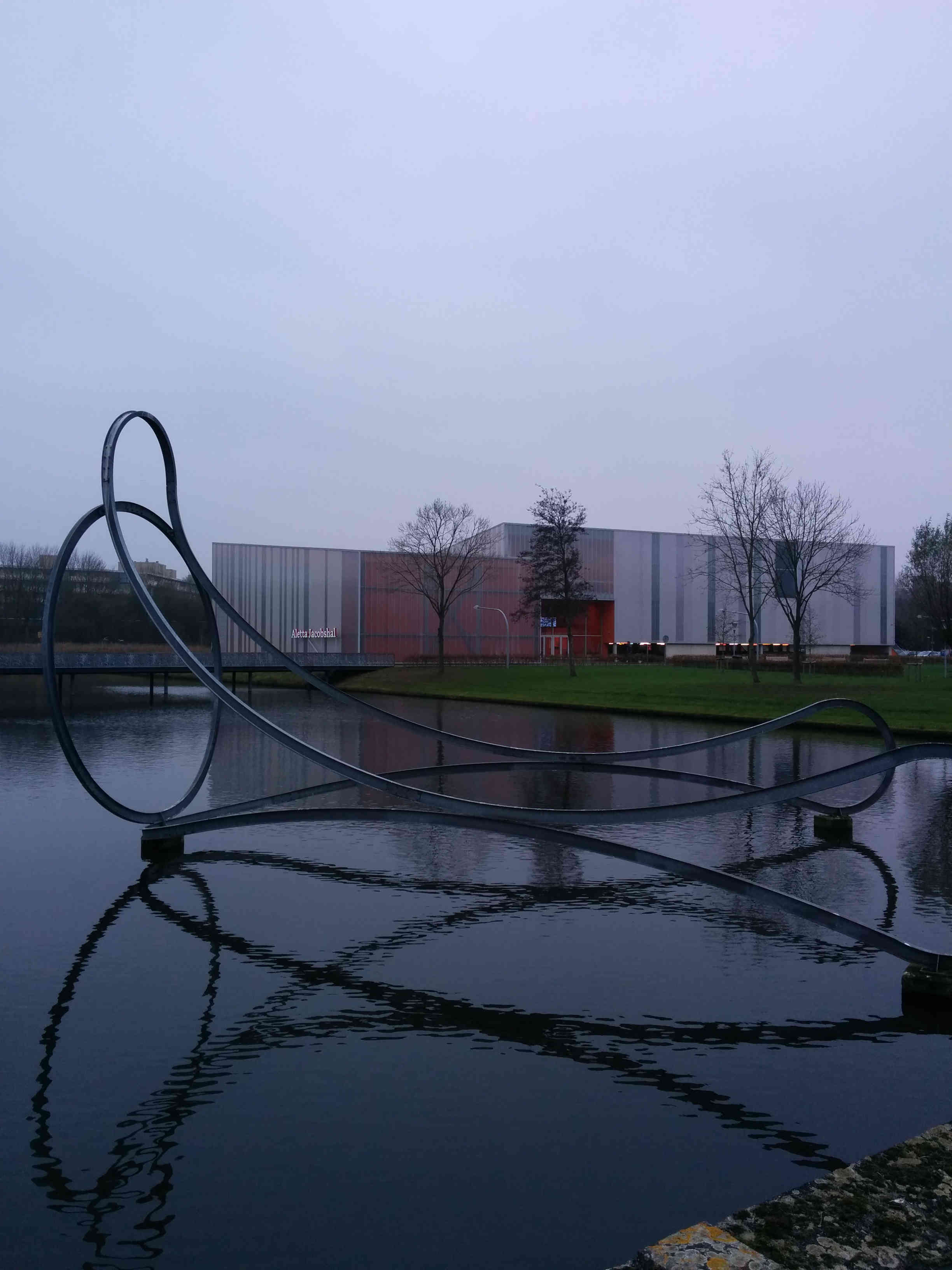 ESCULTURA REPRESENTANDO LA BRAQUISTOCRONA EN LA UNIVERSIDAD DE GRONINGEN