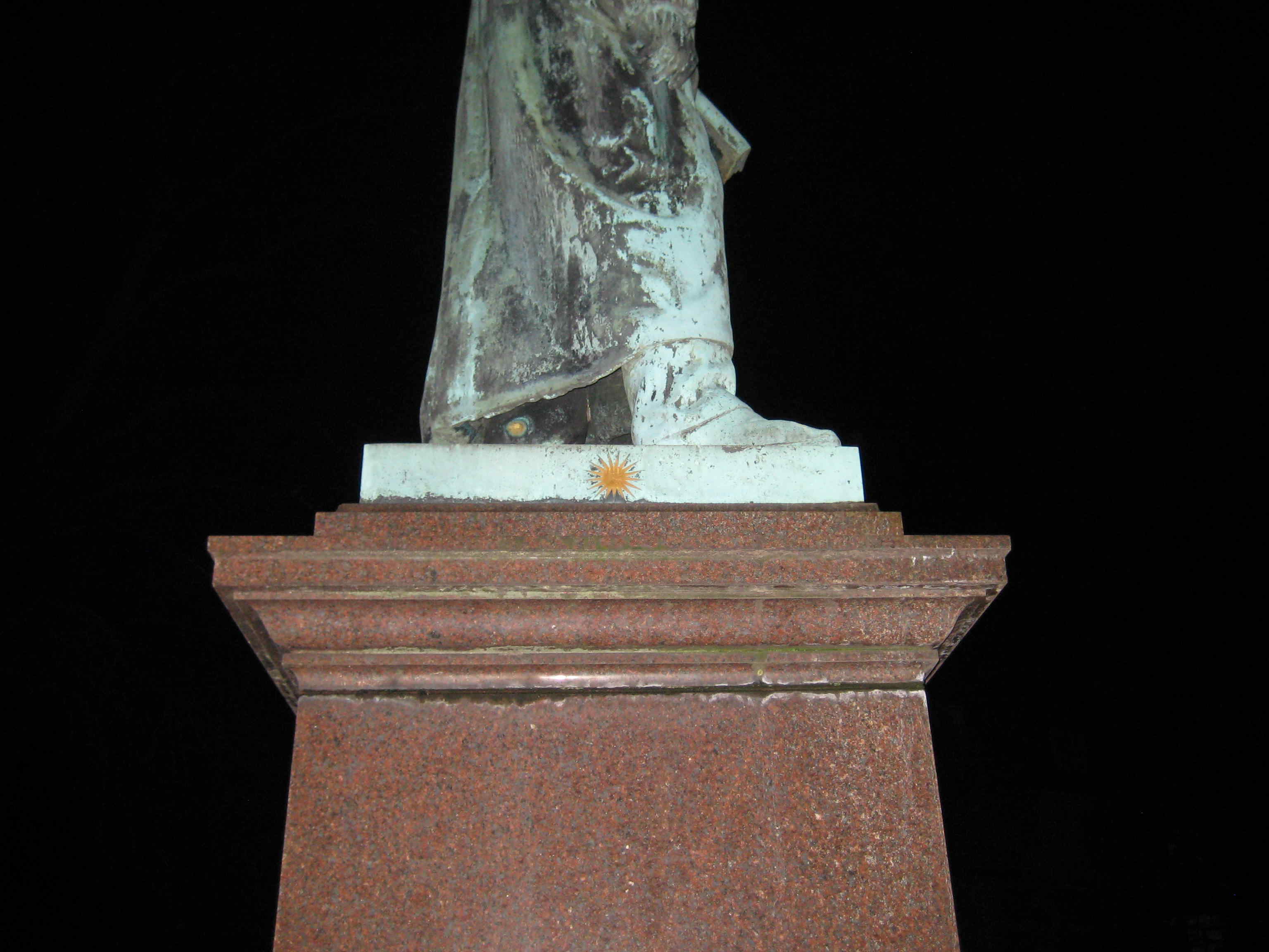 ESTATUA DE GAUSS EN BRAUNSCHWEIG. DETALLE ESTRELLA 17 PUNTAS