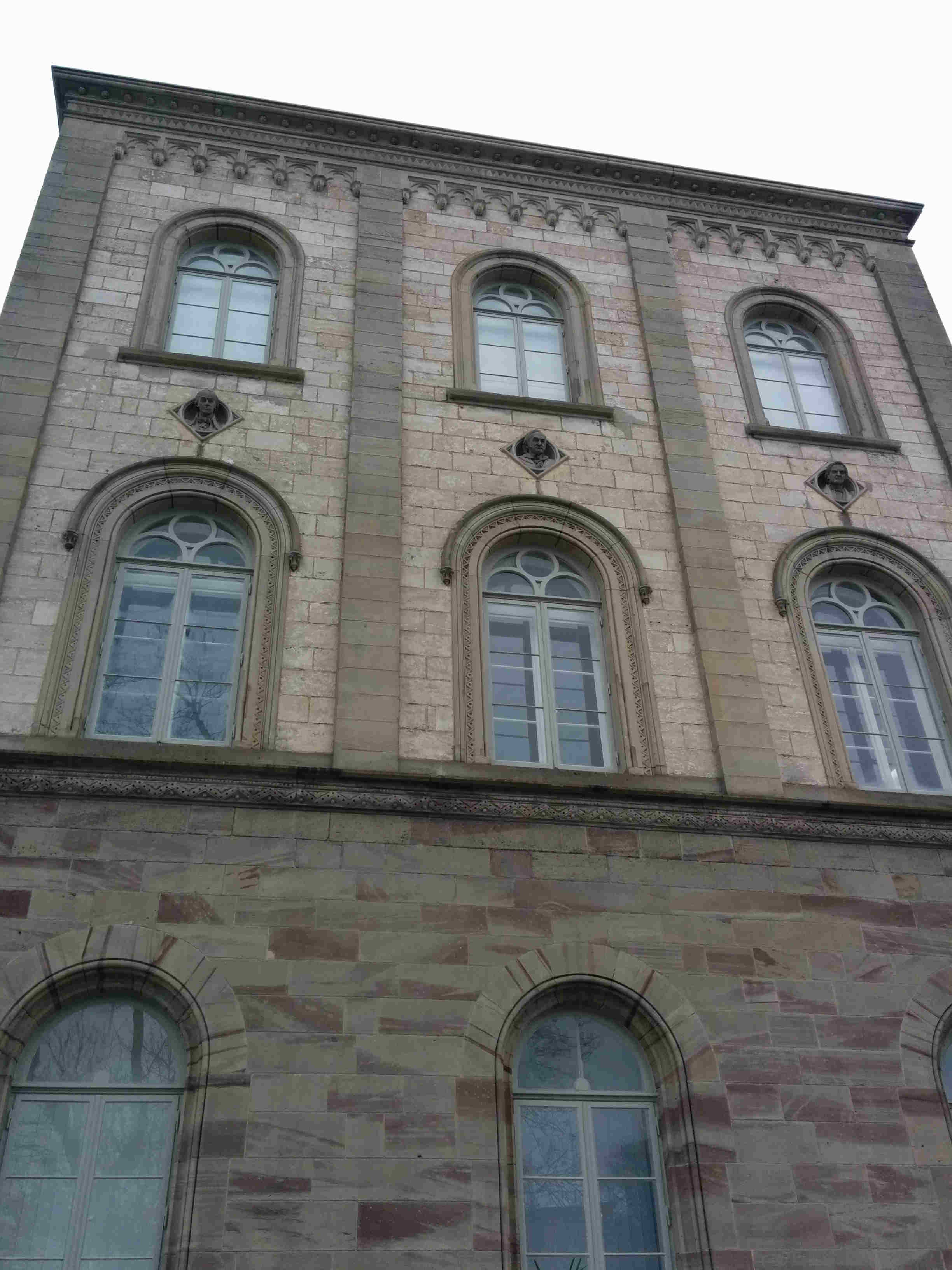 PARANINFO DE LA UNIVERSIDAD DE GOTTINGEN. PUEDE VERSE UN MEDALLON CON LA CARA DE GAUSS