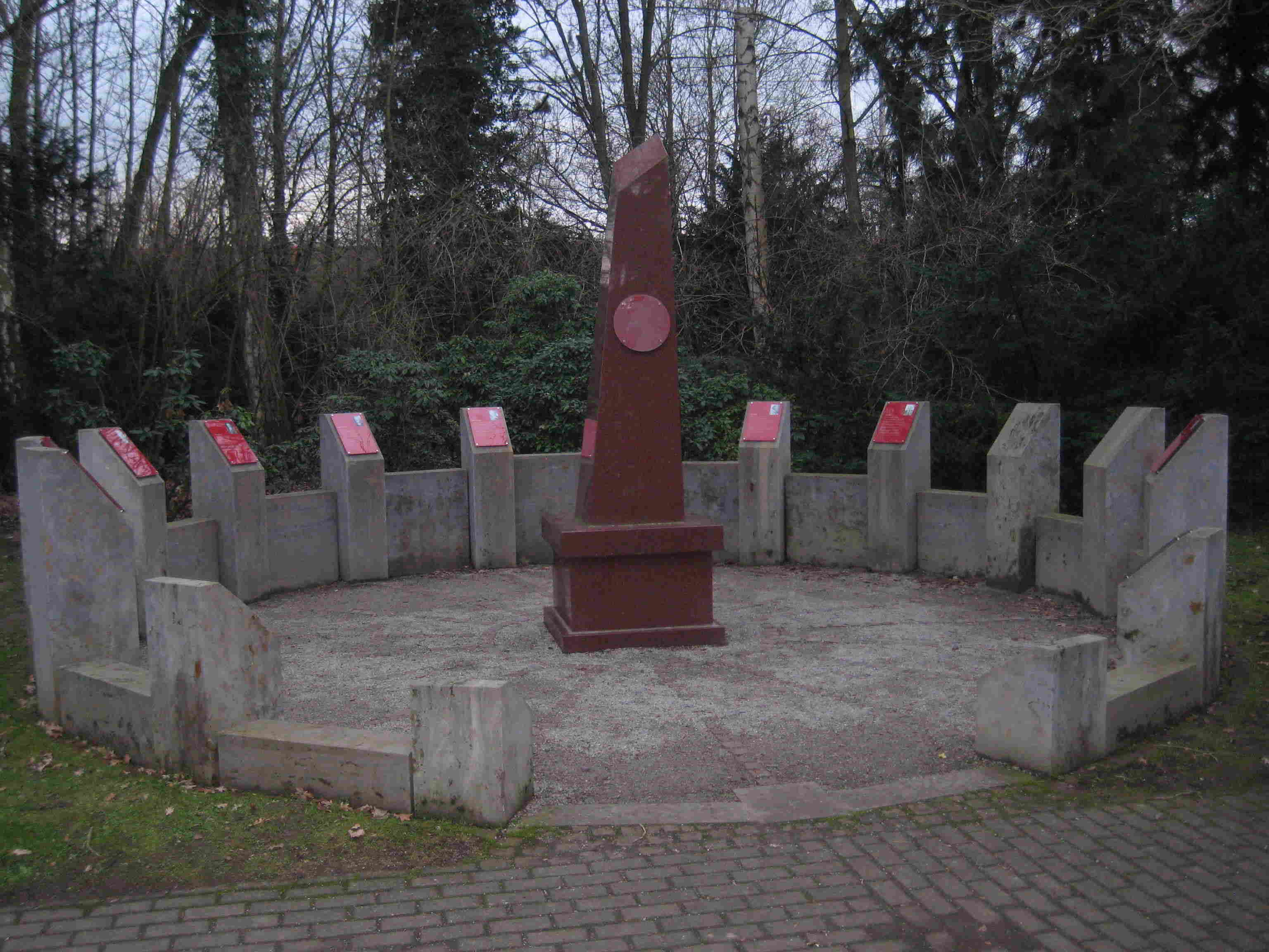 CIRCULO DE LOS NOBEL EN EL CEMENTERIO MUNICIPAL DE GÖTTINGEN