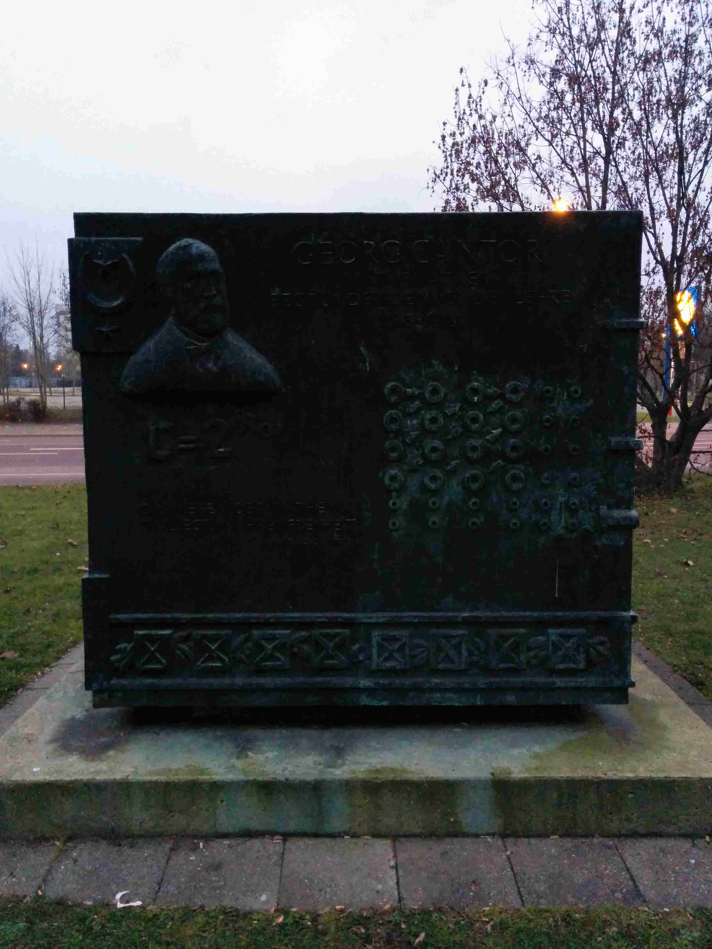 HALLE - MONUMENTO EN FORMA DE CUBO CONMEMORATIVO DE G. CANTOR