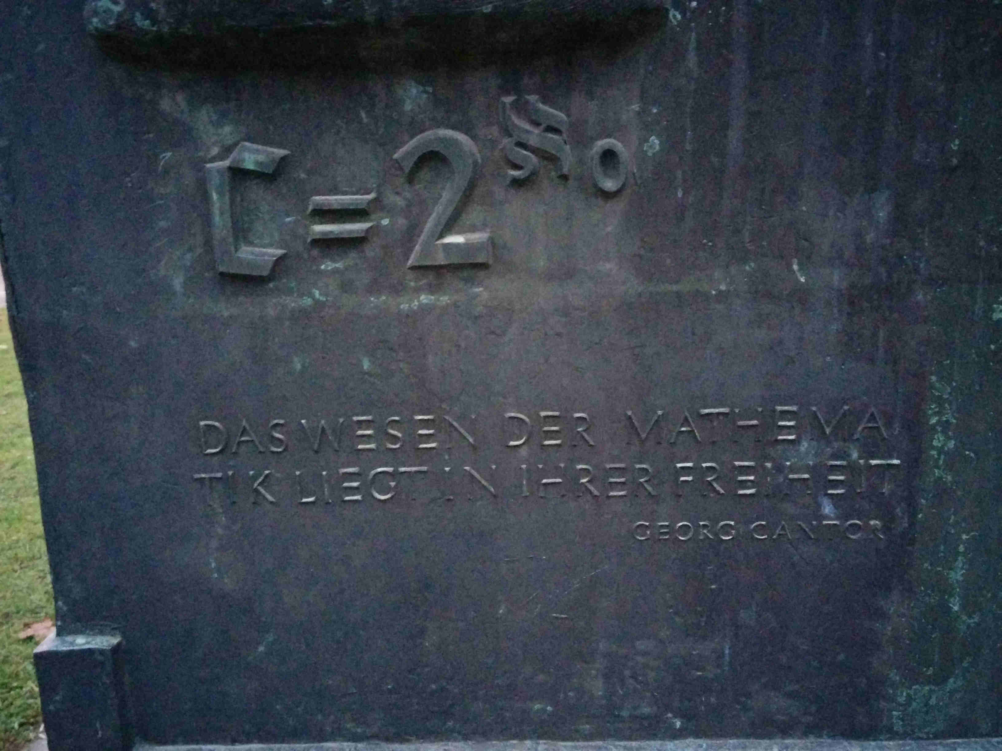 HALLE - DETALLE DEL MONUMENTO EN FORMA DE CUBO CONMEMORATIVO DE G. CANTOR