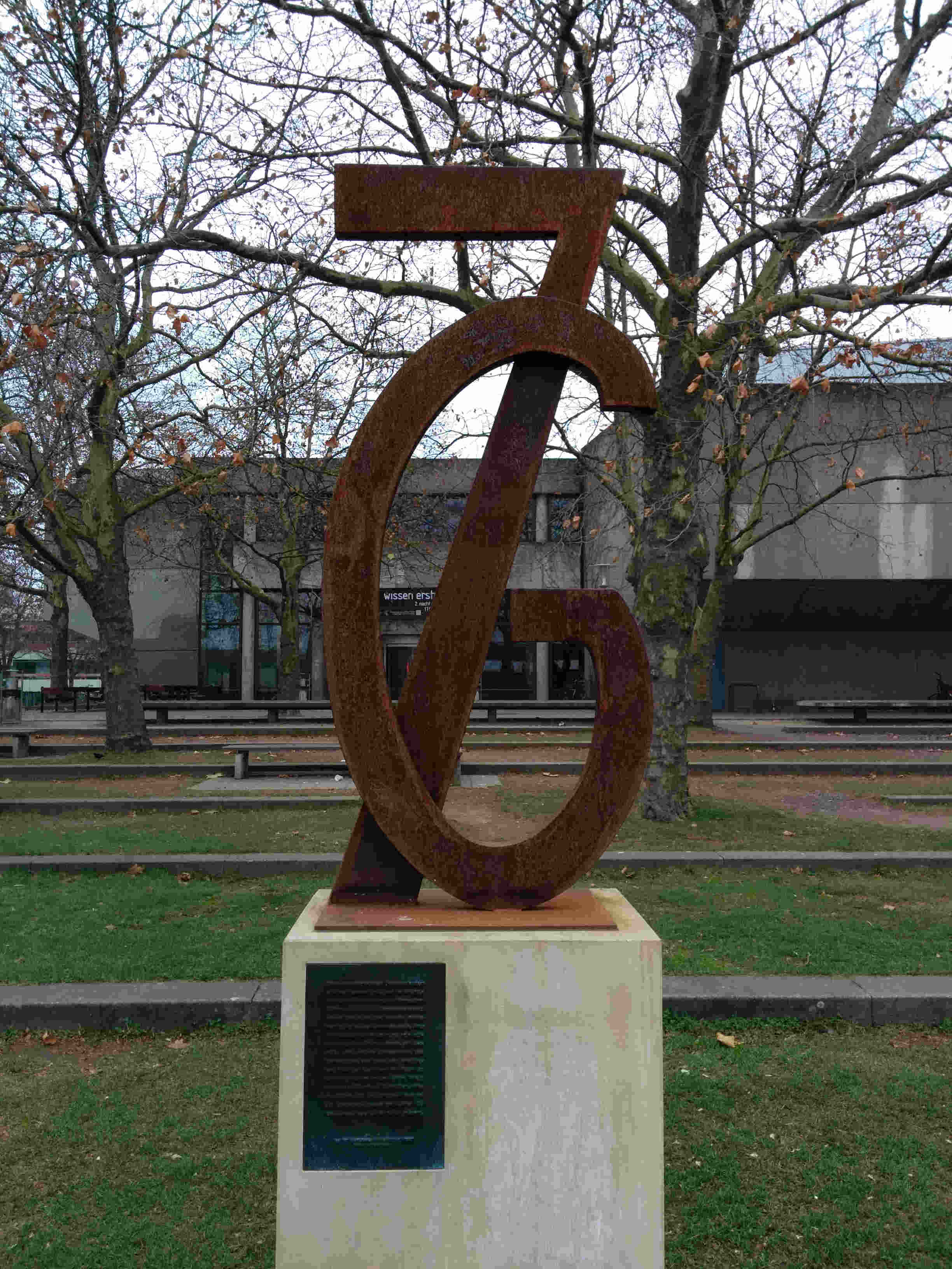ESCULTURA REFERENTE A LOS 'SIETE DE GOTTINGEN' EN LA PLAZA DEL MISMO NOMBRE JUNTO A LA SEDE MODERNA DE LA UNIVERSIDAD