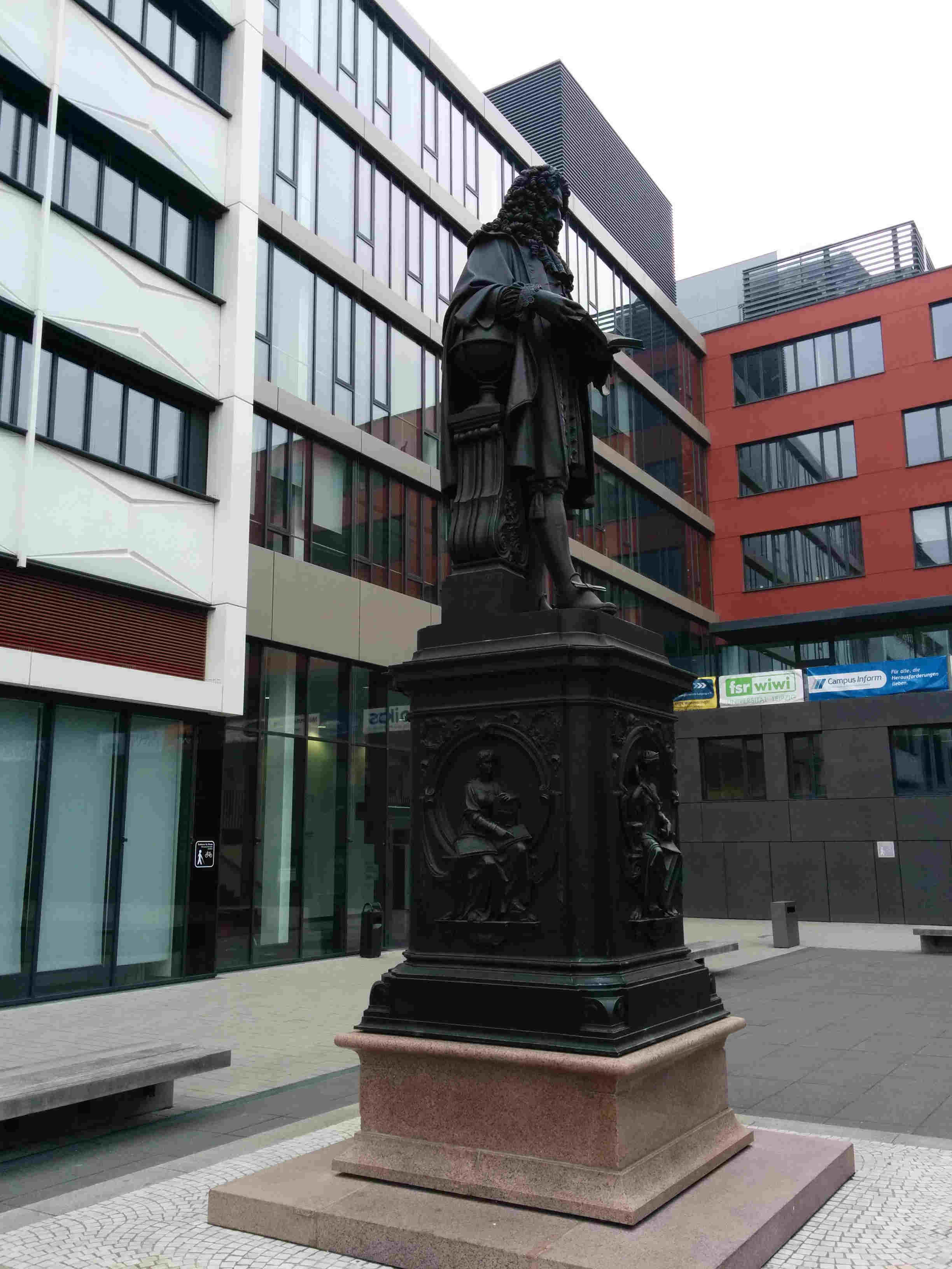 ESTATUA DE G. LEIBNIZ EN EL INTERIOR DE LA UNIVERSIDAD DE LEIPZIG