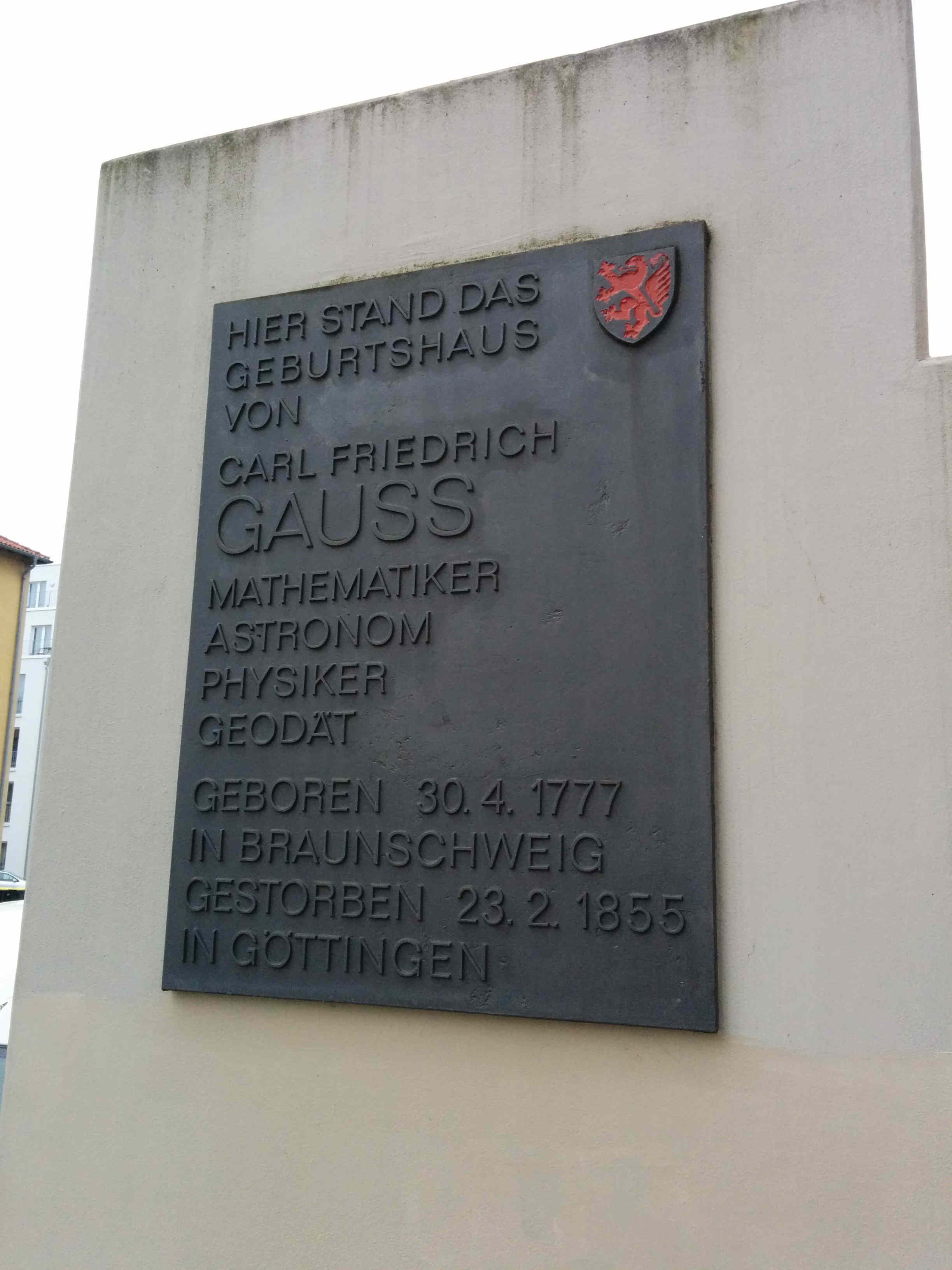 PLACA CONMEMORATIVA DEL NACIMIENTO DE GAUSS