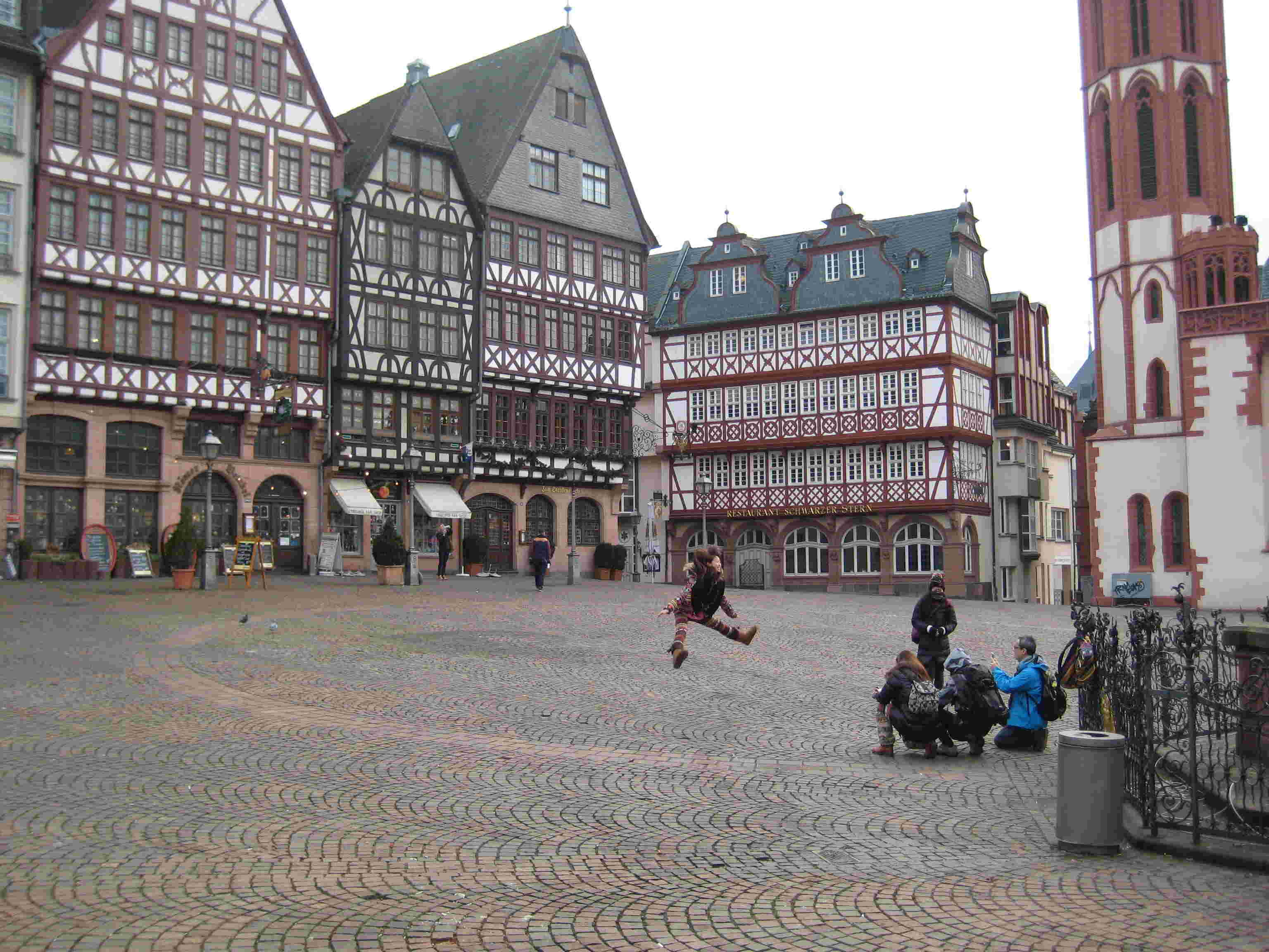 PLAZA EN FRANKFURT CON GRUPOS DE TURISTAS