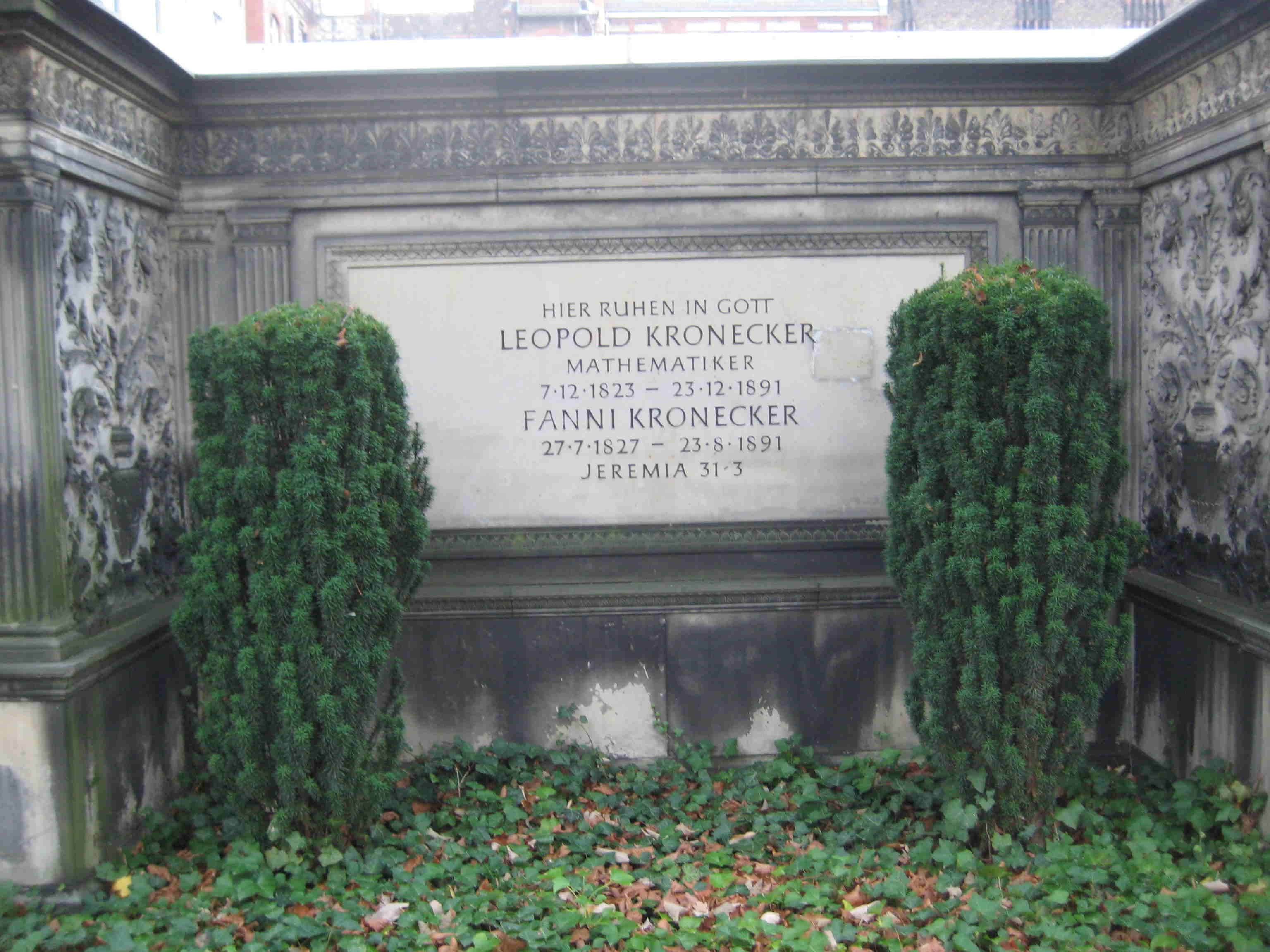 TUMBA DE L. KRONECKER EN BERLÍN