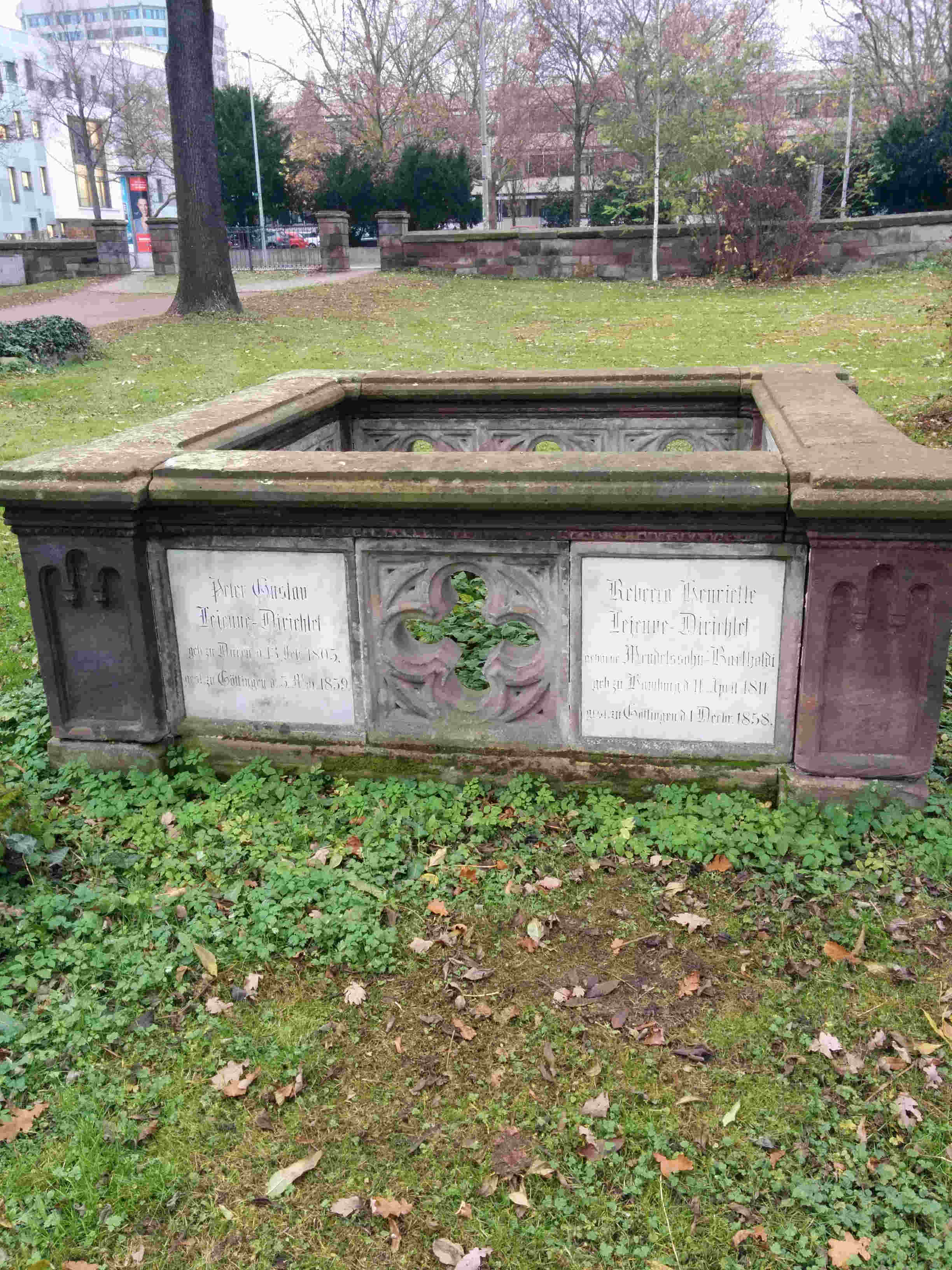 TUMBA DE L. DIRICHLET Y SU MUJER REBECKA EN GOTTINGEN