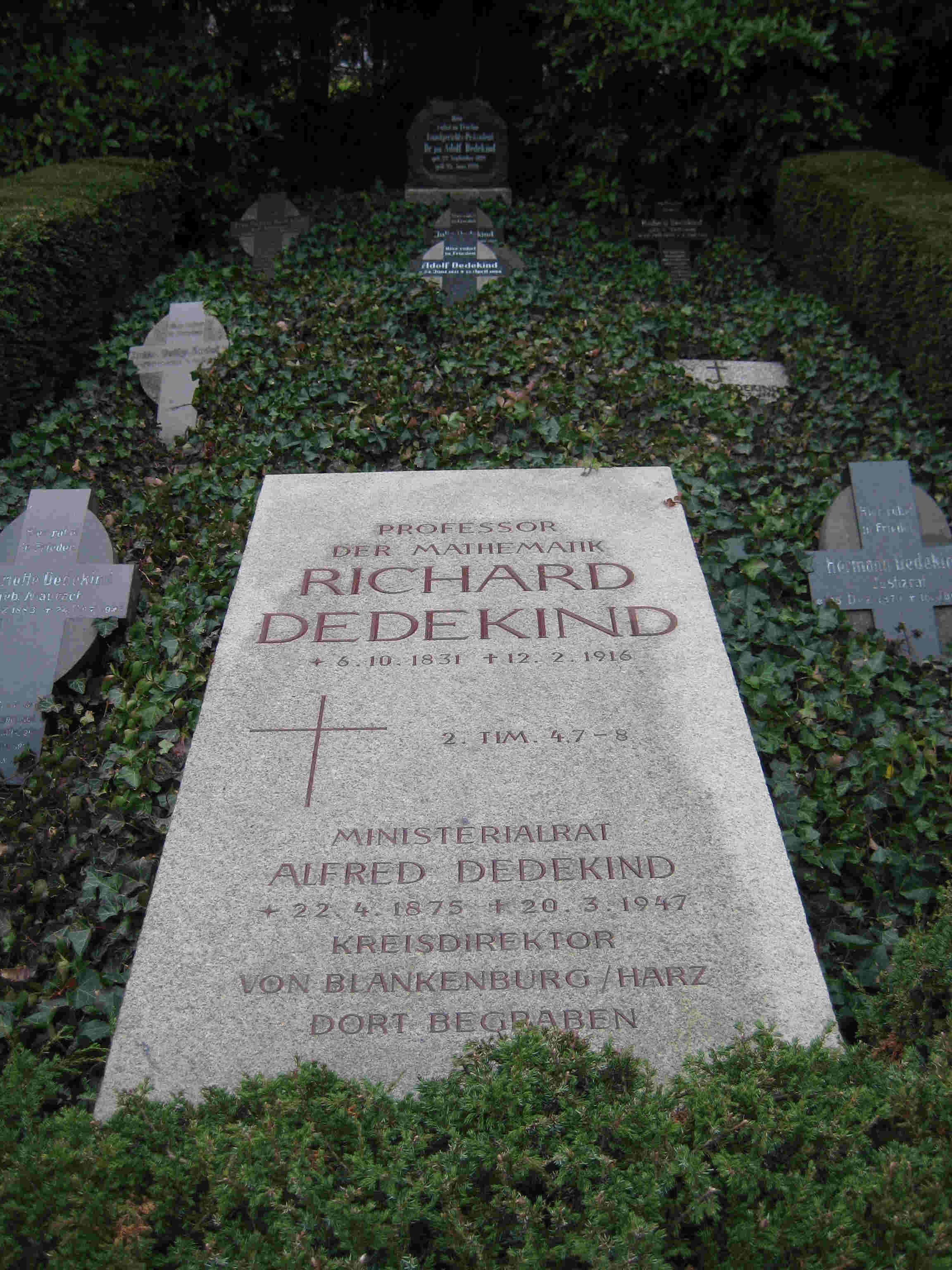 TUMBA DE R. DEDEKIND