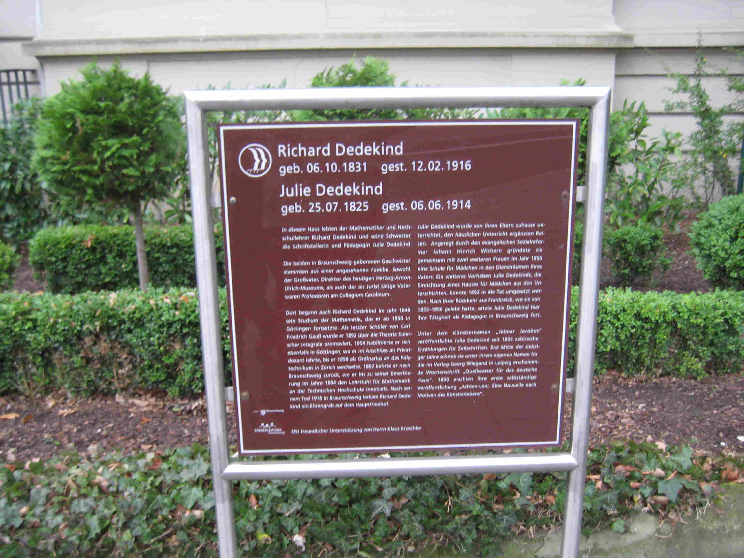 PLACA CONMEMORATIVA EN LA CASA DONDE VIVIÓ RICHARD DEDEKIND