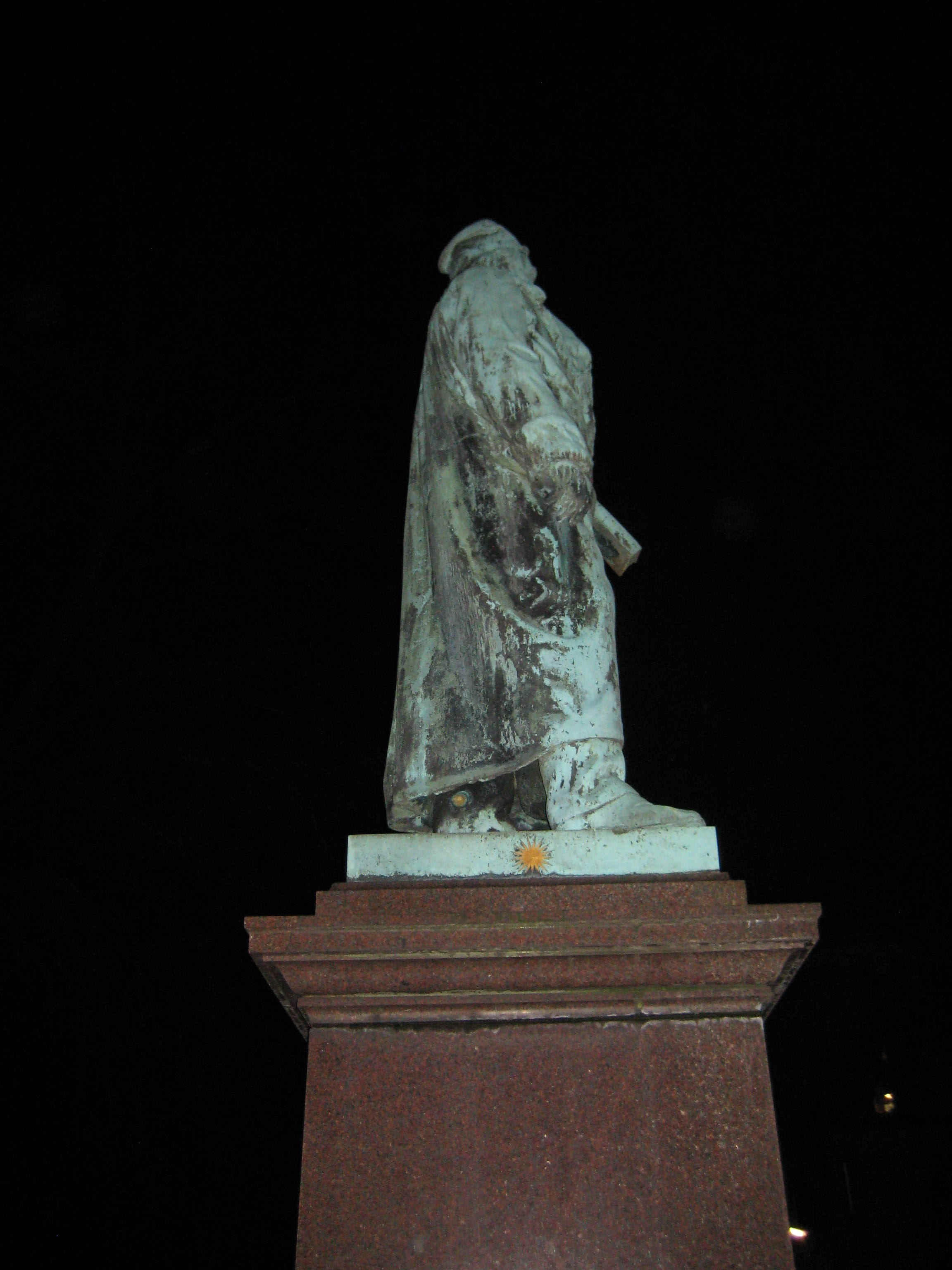 ESTATUA DE GAUSS EN BRAUNSCHWEIG DONDE SE OBSERVA LA ESTRELLA DE 17 PUNTAS