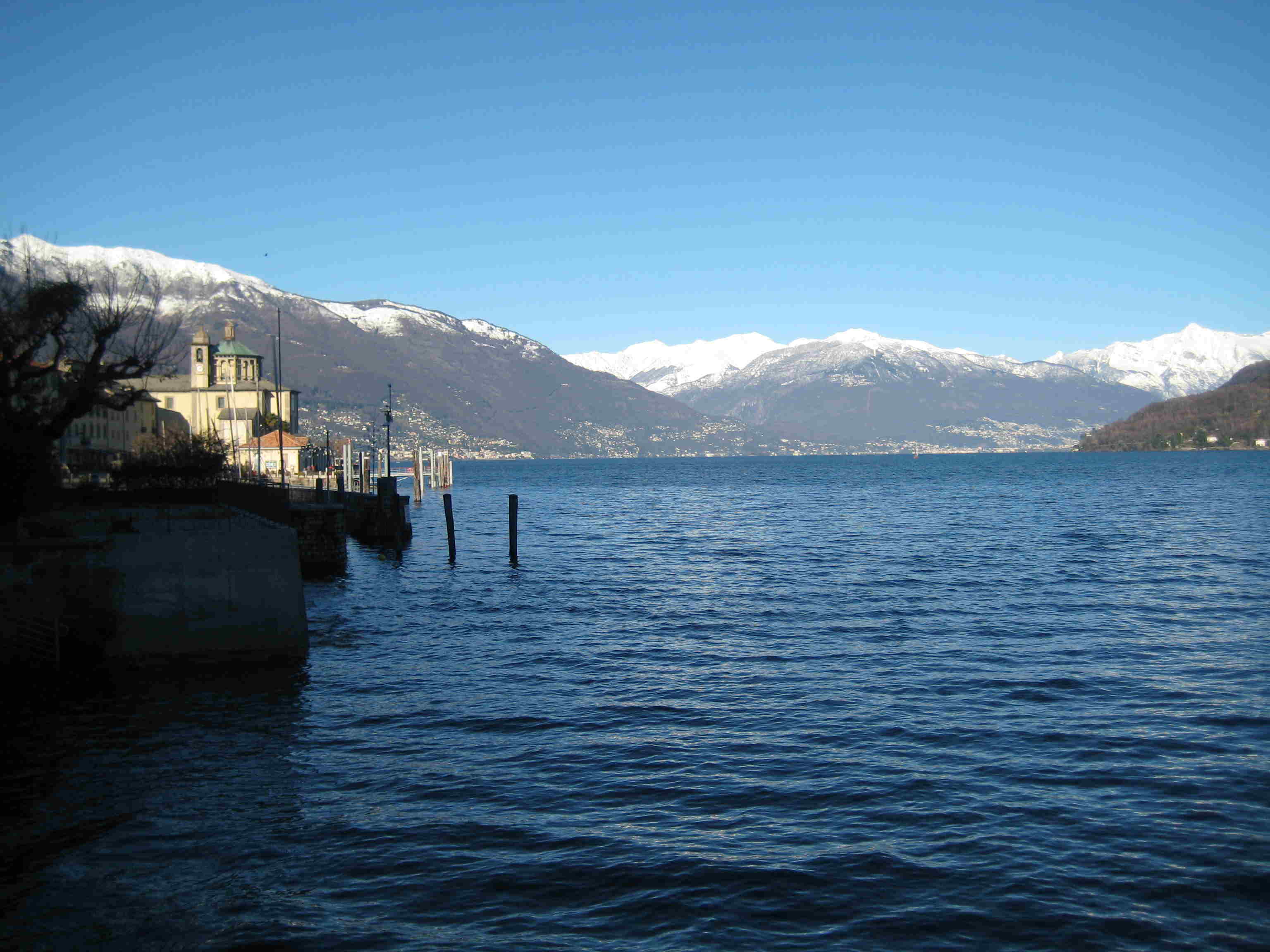 LAGO MAYOR Y AL FONDO NIEVE