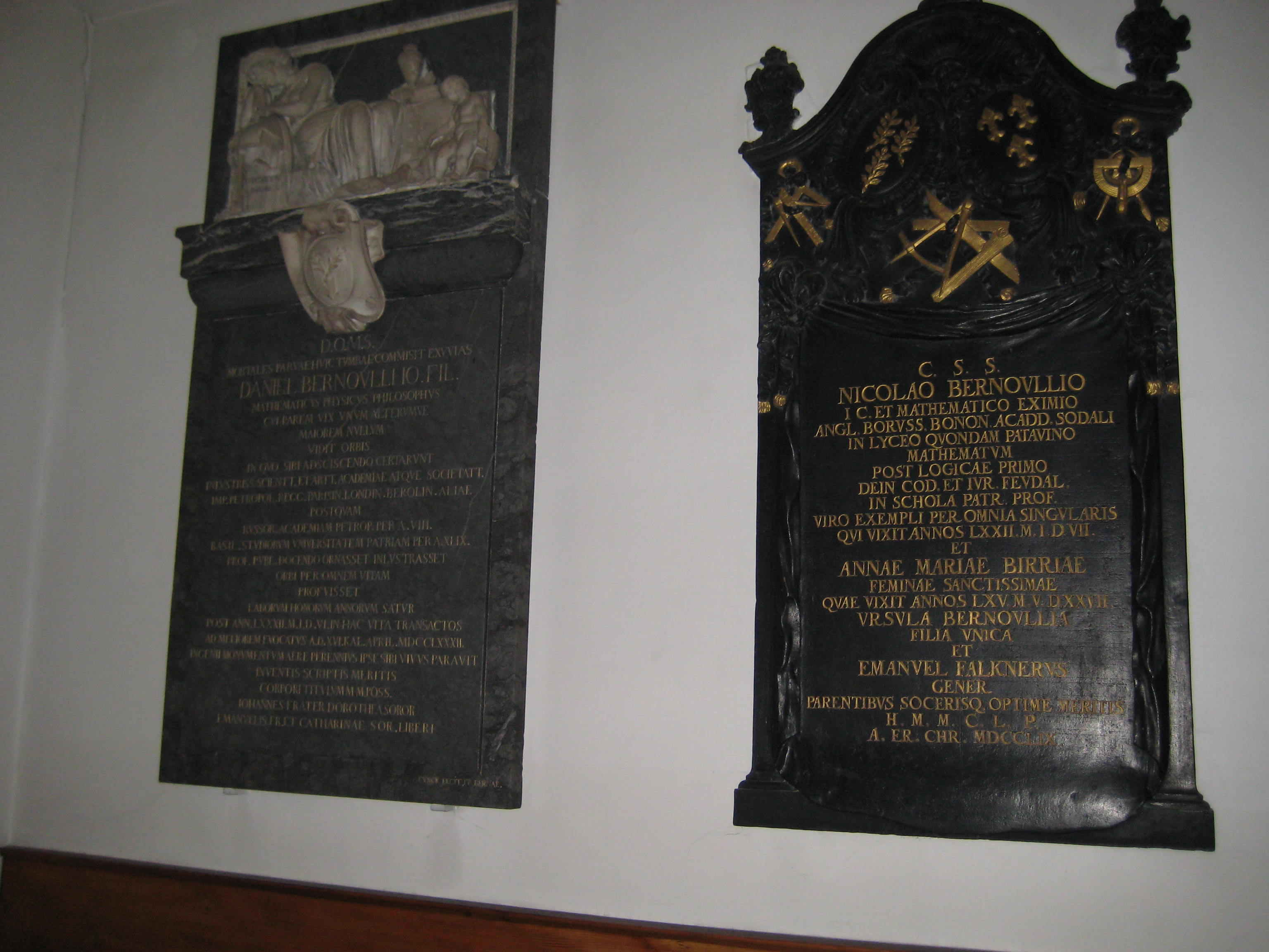 TUMBAS DE DANIEL Y NICOLAS I BERNOULLI EN LA IGLESIA DE SAN PEDRO